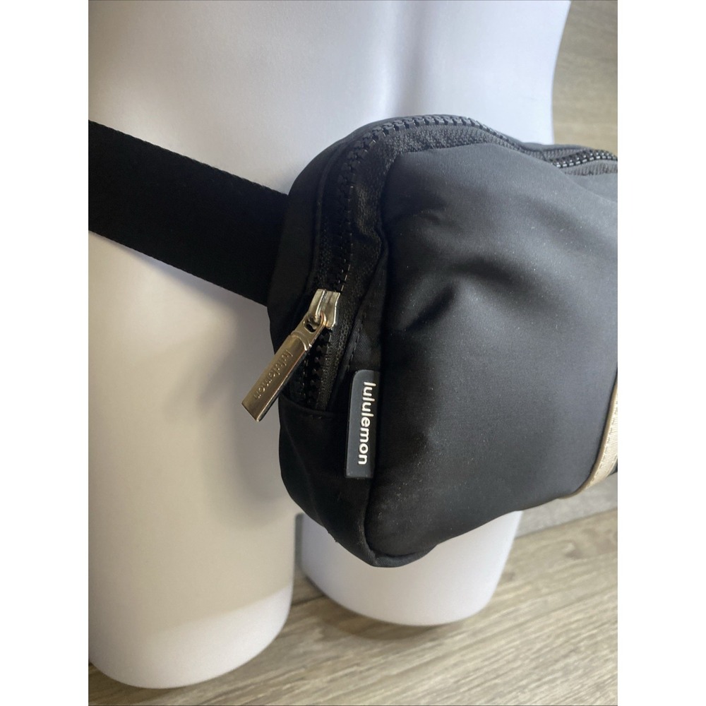 NWT Lululemon Everywhere Belt Bag Black W/White Large Logo Silver Hardware - Picture 3 of 10